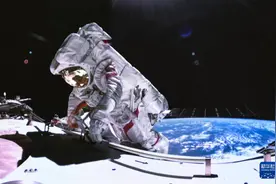 每日一词|舱外维修任务 in-orbit maintenance of extravehicular facilities图片