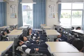推广“可躺式”课桌椅 助力学生健康成长图片
