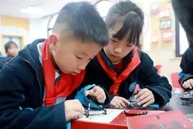 文化自信从何而来？上海老品牌凤凰自行车“骑”进前京小学课堂图片