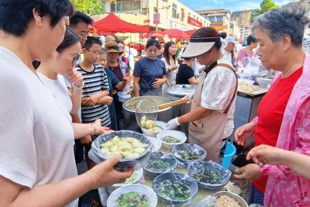清晨五点，威海人还没醒，威海这两条路却早已挤满了外地车！