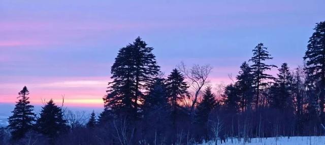 雪岭暮色，一场粉蓝交织的天际幻梦
