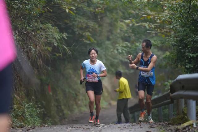 千余名爱好者竞逐“云端赛道”！中国体育彩票“巅峰湖南・2025”登山赛（八面山站）收官