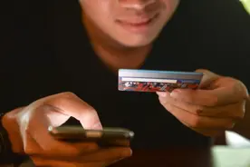 马航飞行员遇投资诈骗，损失逾200万元人民币图片