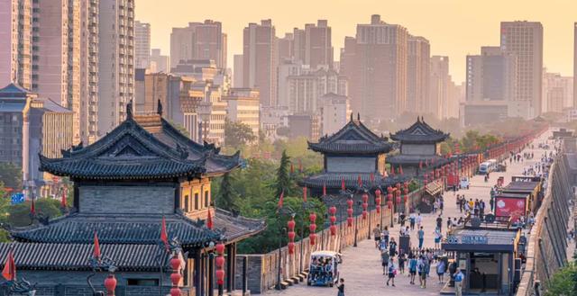 “我们去曲江玩呀！”“一言为定！”