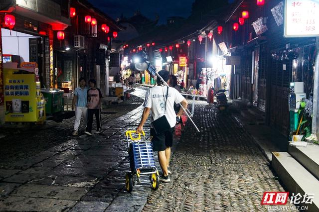 宵灯轻点，慰藉尘心的一场零陵夜色