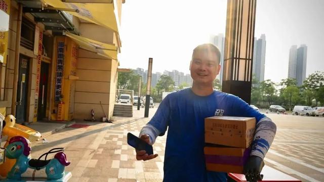这个夏天，三名快递小哥带上了智能义肢