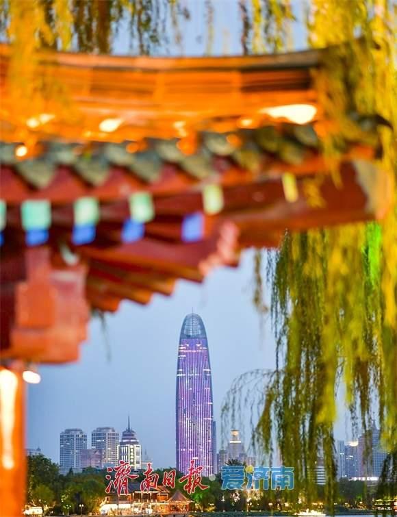 一年四季 泉在济南丨大明湖流光溢彩点亮济南夜晚