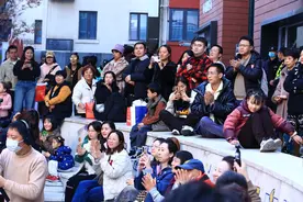 著名男高音歌唱家张英席献唱 成都街头音乐会新春氛围浓丨锦绣中国年图片