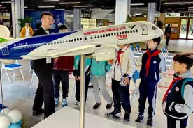 在C919模拟舱里当飞行员，首个“大飞机科创体验馆”落地浦东图片