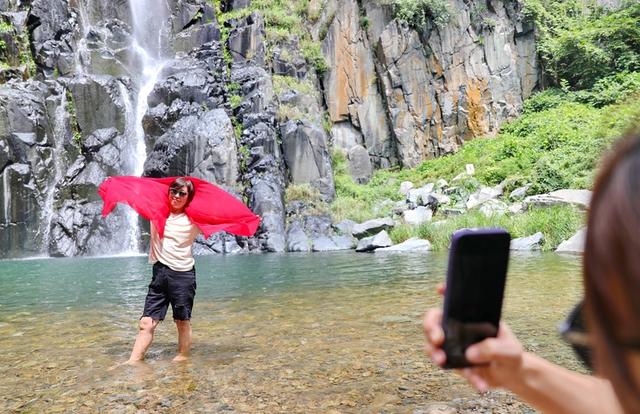 河北秦皇岛：游人赏山水觅清凉