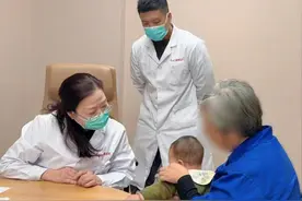 被虫子叮了染上疥疮，一家五口不停“挠啊挠”图片