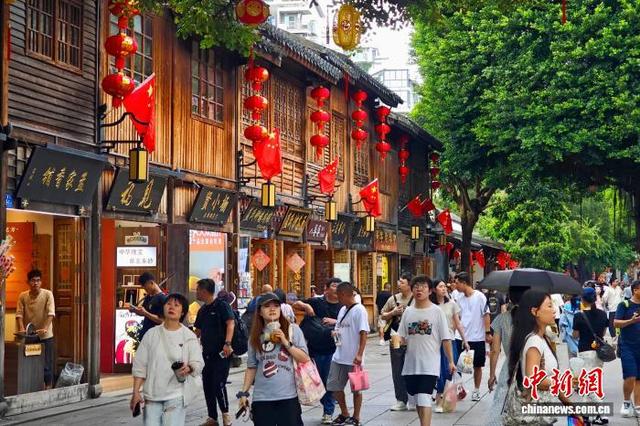 福州古街悬挂五星红旗迎国庆