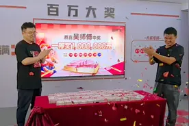 住在货车上的司机成了平台百万大奖幸运儿：靠双手劳动，饭才吃得香图片