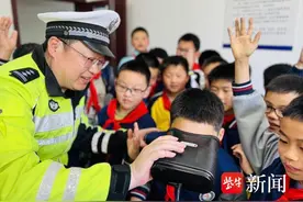 小学生进警队，沉浸式接受交通安全教育图片