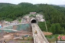 西延高铁全线最长隧道顺利贯通图片