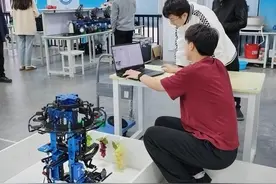 机器人、电子显微镜等成热门专业——河南省技师学院见闻图片