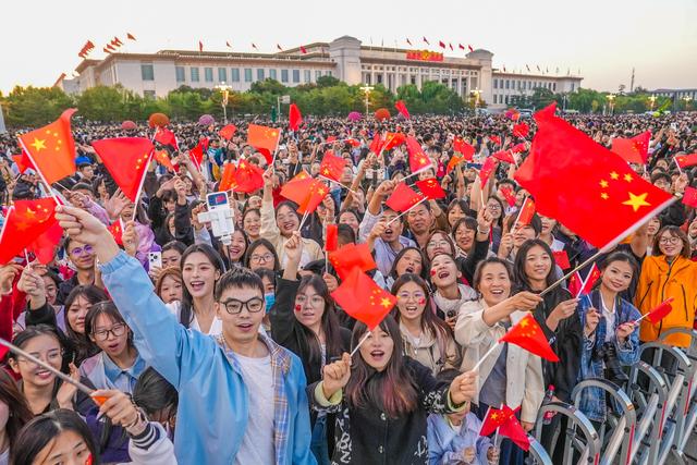 今晨12.1万人天安门广场看升国旗，结束后久久不愿离去