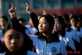 ​快乐手指操 “舞动”大课间图片