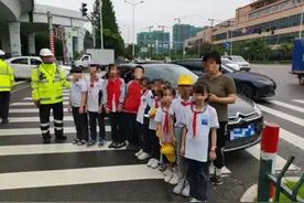 温州交警查获“黑校车”：5座车载10名学生，司机被刑事立案图片