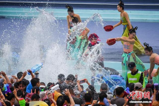 海南保亭：数万民众嬉水狂欢庆“七夕”