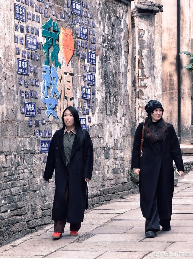 江西婺源弦高古城，游客徜徉其中