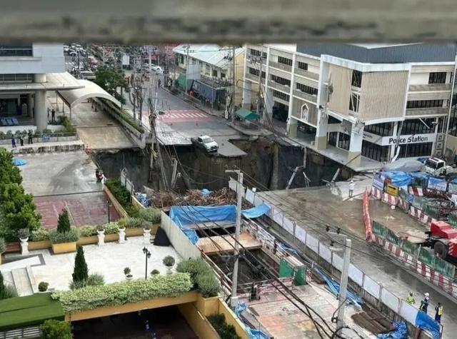 曼谷一医院门前突发大面积塌陷