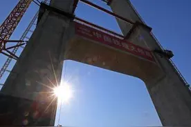 世界最大跨径公轨两用悬索桥——黄桷沱长江大桥南岸主塔封顶图片