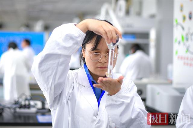 组图|60双专注眼神“探寻真实数据”，湖北化学检验员决赛燃动江城