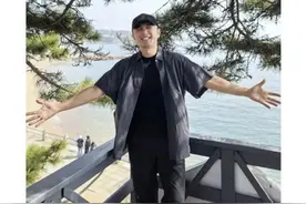 半岛聚焦丨喝崂山可乐、吃锅贴！尼格买提晒出游客照，喊话“青岛你不要太美好”图片