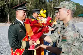 现场直击！“模范火箭炮兵连”迎回荣誉奖旗图片