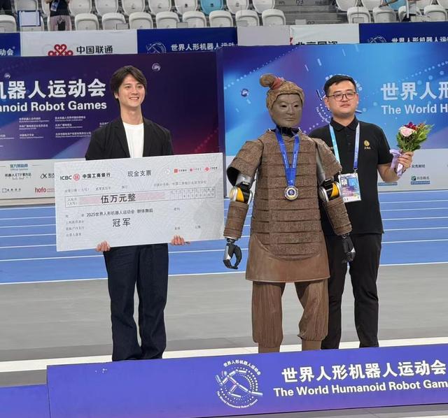 世界机器人运动会群体首金！智元团队赋能“秦俑”群体舞