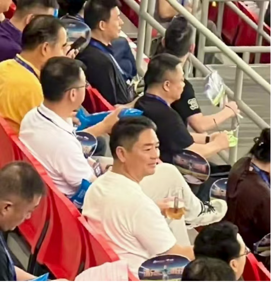 刘强东回乡48小时：吃烧烤、看球赛，为自家超市站台