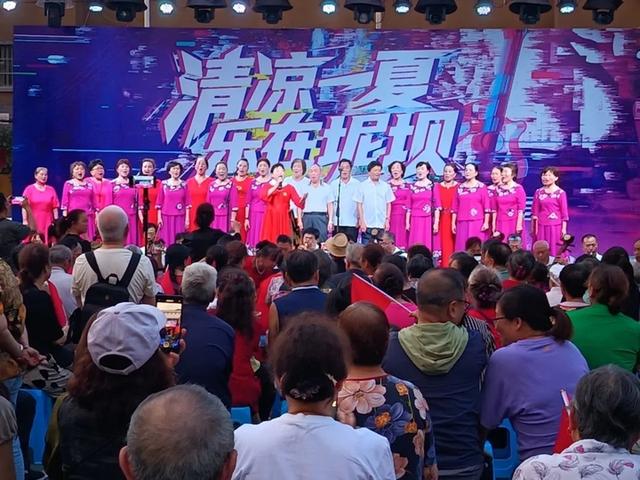 习水：“清凉一夏·乐在坭坝”路边音乐会“点燃”乡村夜晚