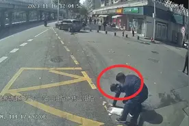 老爷爷摔倒在马路中央，武汉公交司机暖心扶起图片