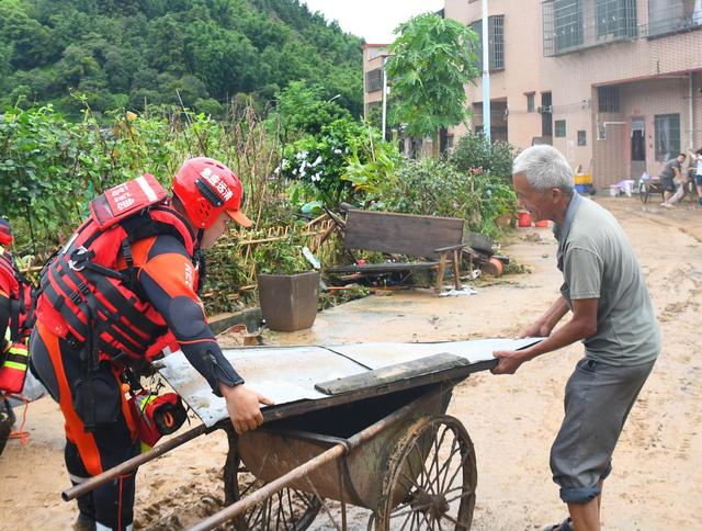 广东清远暴雨灾后现场：洪水退去