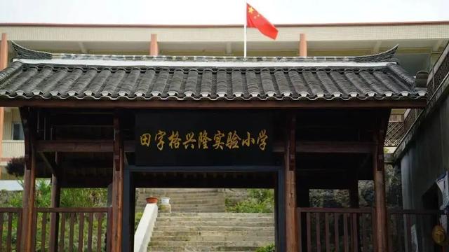 张丹红发婚礼视频向李国庆表白：将用余生回报你、爱你，两人婚礼收到111笔善款共11.3万余元已捐赠，受助学生手工制作礼物感谢