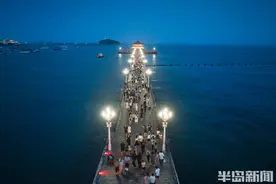 栈桥夜未央 青岛老城区灯火映街城图片
