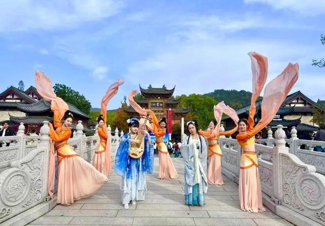 “今天我去栖霞山了！”