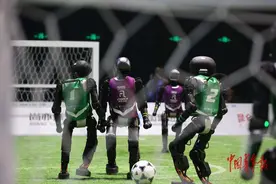 多图直击国内首场机器人足球“AI赛”图片