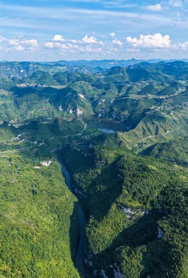 溶洞飞瀑+峡谷碧浪，徒步者的山水狂欢正当时