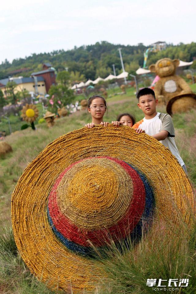 组图｜快乐拉满！长沙园林生态园内，南瓜雕塑稻草人恐龙都来了