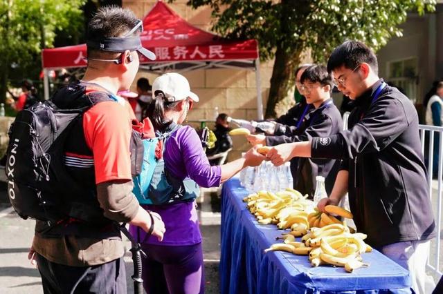 参赛选手激情攀登，工作人员实力 “护驾”——2025年第二十一届中国黄山登山大会侧记