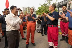 缅甸领导人敏昂莱慰问中国救援队伍，对中方救援队伍震后到缅全力救援表示感谢图片