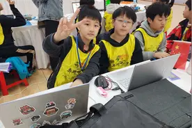 人工智能机器人锦标赛：800中小学生角逐“科技+体育”图片