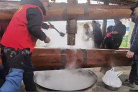 10米长巨型饸饹床现身密云美食节，面团中有种神秘材料图片