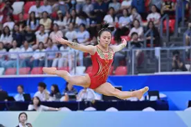 张清颖摘2025年体操全锦赛女子个人全能金牌图片