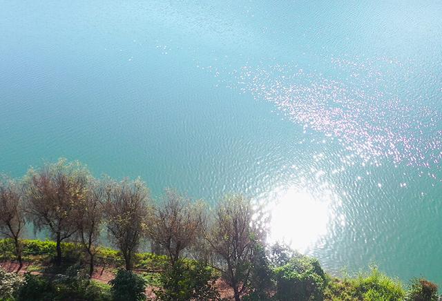 冬日澜沧江水绿如蓝