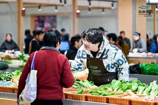 当年轻人开始“接管”菜场，会发生什么？美院研究生卖包子成“排队王”