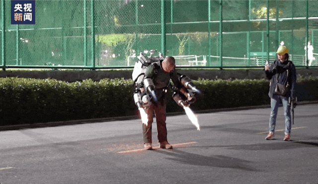 背上背包原地起飞！现实版“钢铁侠”太帅了