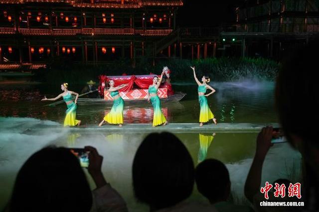 广西南宁民众湖边尽享夏夜狂欢